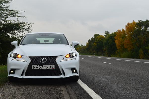 Вперед в будущее: тест-драйв Lexus IS
